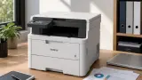 Wenn Farbdruck nicht den halben Schreibtisch schlucken soll: Brother DCP-L3520CDWE bleibt kompakt und duplexfähig