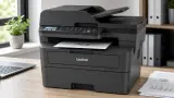 Schwarz-Weiß drucken ohne Tintenpause? Brother MFC-L2827DW kombiniert Tempo, ADF und LAN für den Arbeitsalltag