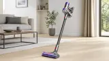 Nicht nur für die schnelle Runde: Dyson V8 Advanced hält Hartboden, Teppich und Sofa flexibel sauber