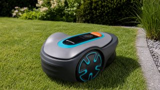 Leise Bahnen statt Samstagslärm: GARDENA SILENO minimo 500 für kleine Gärten mit wenig Aufwand