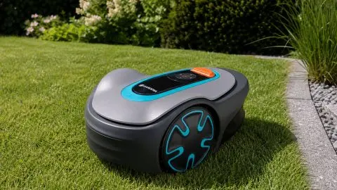 Leise Bahnen statt Samstagslärm: GARDENA SILENO minimo 500 für kleine Gärten mit wenig Aufwand