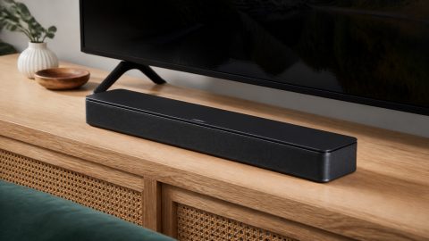 Klarere Stimmen statt ständig lauter drehen: Bose TV Speaker macht den Fernsehabend wohnzimmertauglich