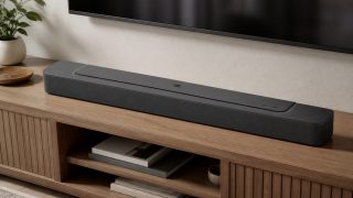 TV-Sound ohne Extra-Subwoofer: Die JBL Bar 300 haelt das Wohnzimmer erstaunlich aufgeraeumt