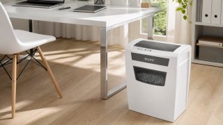 Wenn vertrauliche Unterlagen leise verschwinden sollen: Leitz IQ Home Office P4 wirkt im Alltag erstaunlich passend