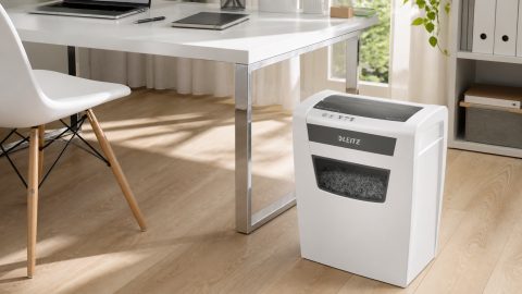 Wenn vertrauliche Unterlagen leise verschwinden sollen: Leitz IQ Home Office P4 wirkt im Alltag erstaunlich passend
